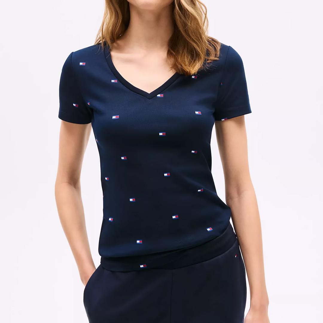 Camiseta con cuello en V y bandera por todas partes - Image 2